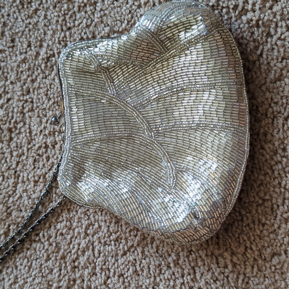 La Regale seashell evening bag